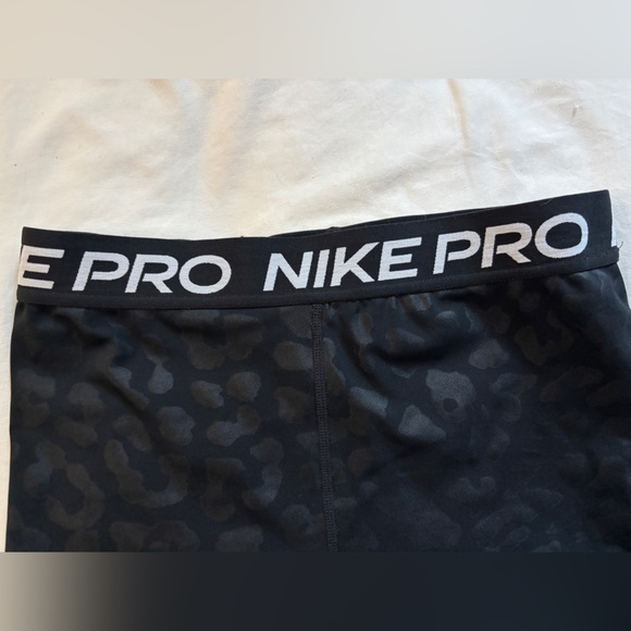 Nike Pro 3” Black Leopard Size Small - Picture 4 of 6